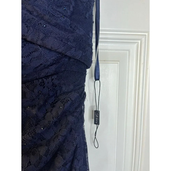 La Femme NEW Off-the-Shoulder Ruched Lace Gown in Navy Size 8 Women’s - Picture 4 of 10